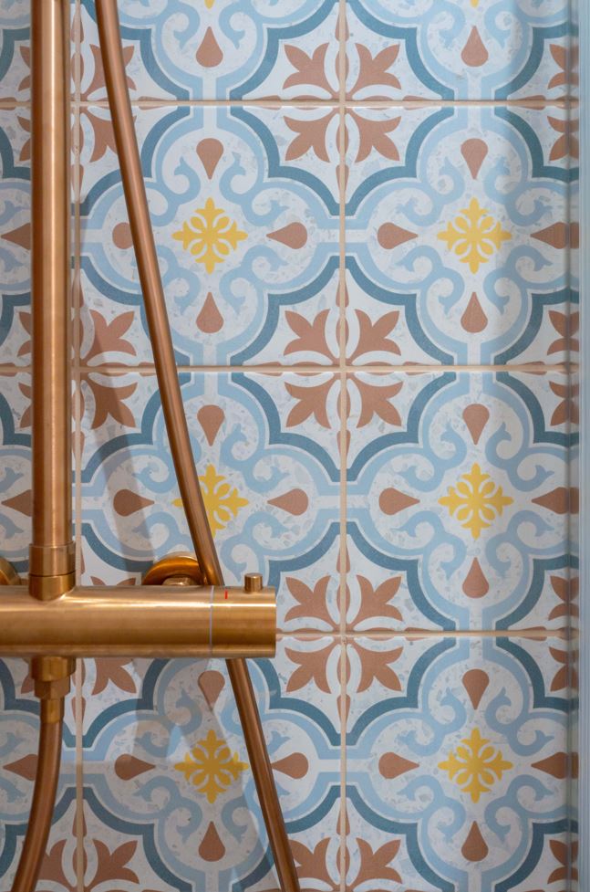 7 Airbnb la rascasse marseille -Vue salle de bain carrelage, Séverine Gaffori Architecte d'Intérieur décoration